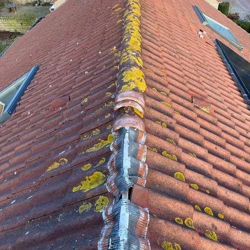 Gebroken nokvorsten zorgt voor daklekkage R-about-img (1)