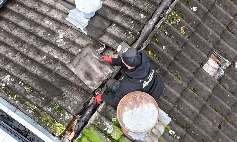 Losse dakpan terugplaatsen als reparatie