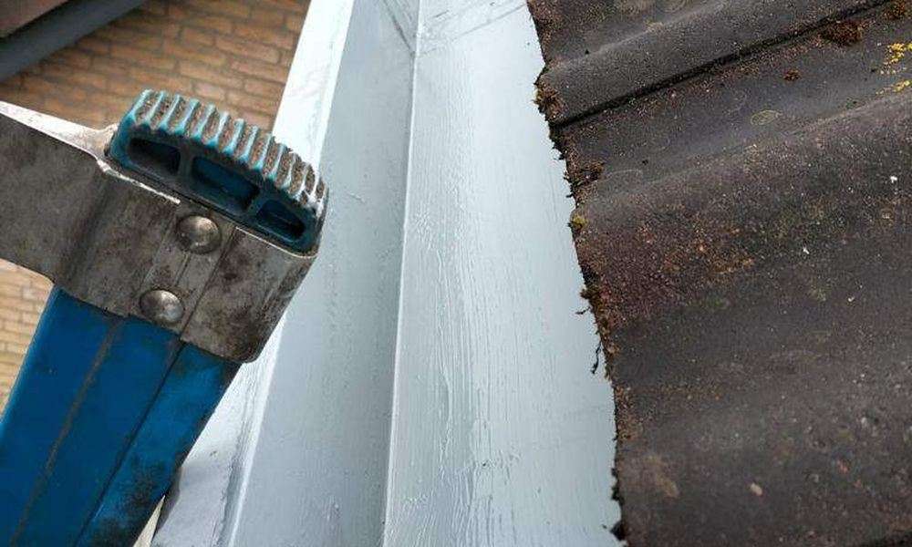 Werkzaamheden aan een dakgoot R-about-img (1)